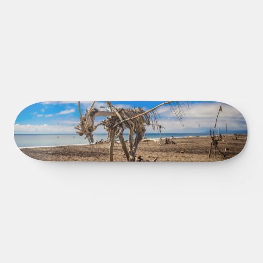 Driftwood-Kunstwerk am Hokitika Beach, Neuseeland Skateboard (Horizontal)