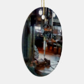 Drill Press Near Window Keramikornament (Rechts)