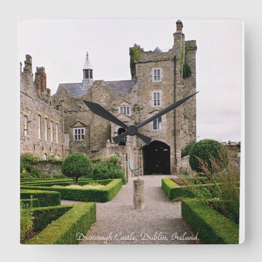 Drimnagh Castle clock, Dublin Irland. Quadratische Wanduhr (Vorderseite)