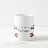 Drink Coffee. Avoid Humans. Scruffy Mouse Funny Kaffeetasse (Mittel)