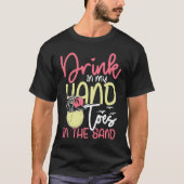 Drink in my hand toes in the sand sunny holiday T-Shirt (Vorderseite)