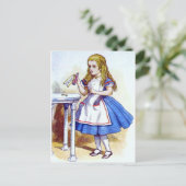 "Drink Me"-Pose mit Alice Postkarte (Stehend Vorderseite)