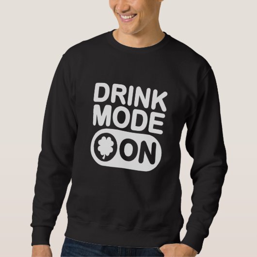 Drink-Mode im Kleeblatt Funny Drinking St Patrick' Sweatshirt (Vorderseite)