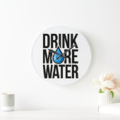DRINK MORE WATER with a blue drop icon Große Wanduhr (Zuhause)