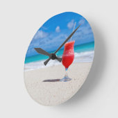 Drink On Beach wall clock Runde Wanduhr (Winkel)