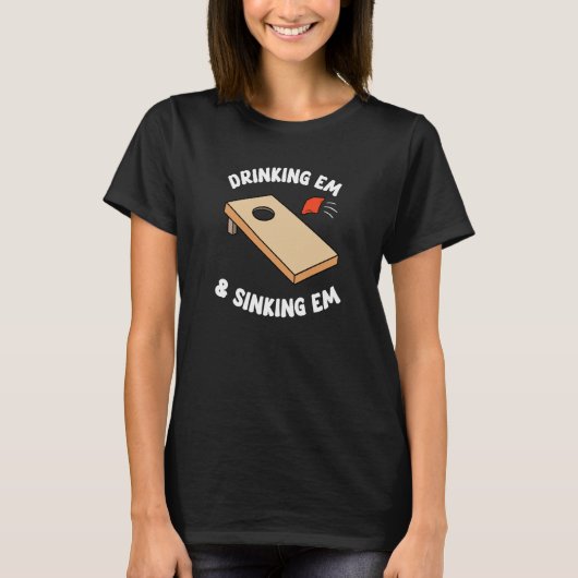 Drinking Em & Sinking Em Bean Bag Toss Cornhole Te T-Shirt (Vorderseite)