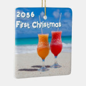 Drinks am Strand Erstes Weihnachtsdatum Keramikornament (Rechts)