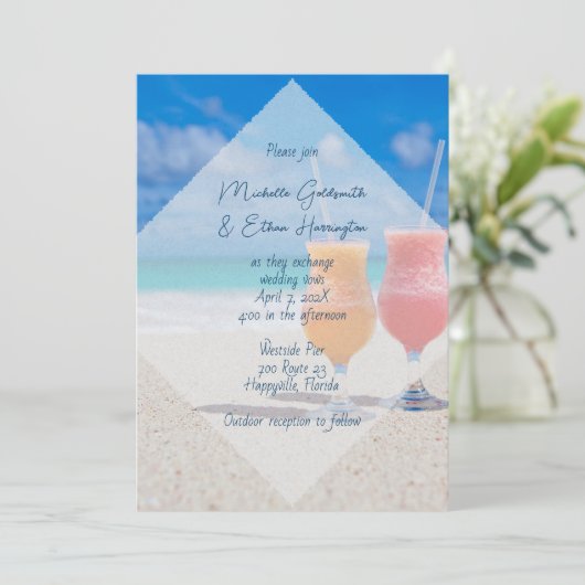 Drinks am Strand Lässige Hochzeitsreise Einladung (Stehend Vorderseite)