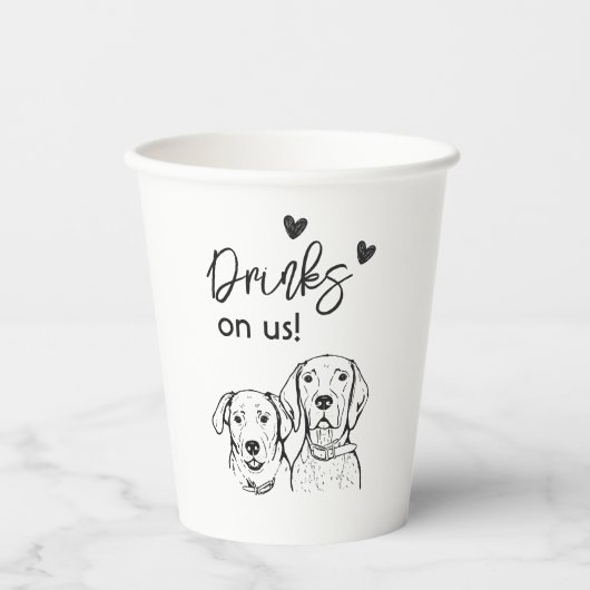 Drinks auf uns Einfache Funny Custom Dog Hochzeit Pappbecher (Vorderseite)