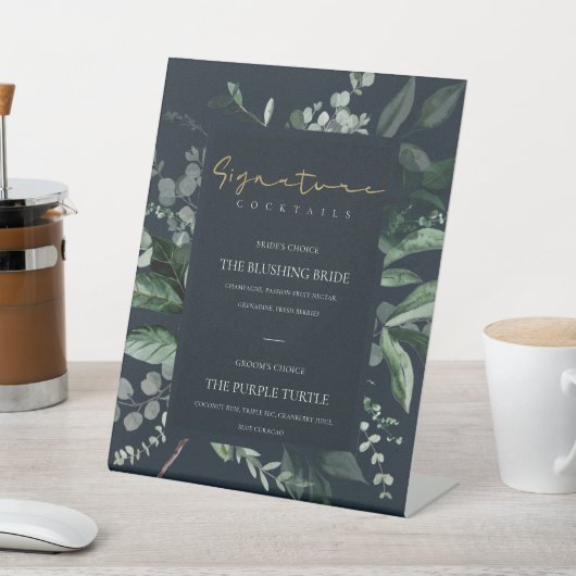 Drinks Cocktail auf der Navy Black Leafy Foliage Sockelschild (In SItu)