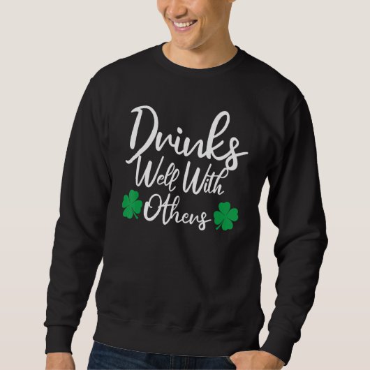 Drinks gut mit anderen von Drinks Squad Funny St. Sweatshirt (Vorderseite)