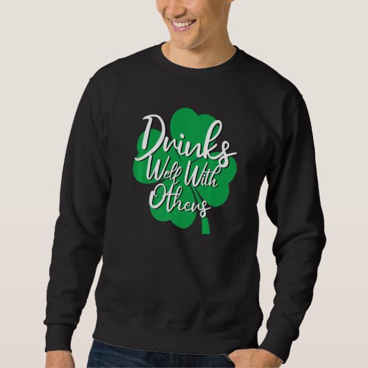 Drinks gut mit anderen von Drinks Squad Funny St. Sweatshirt (Vorderseite)