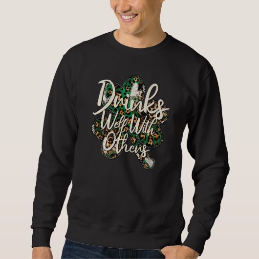 Drinks gut mit anderen von Drinks Squad Funny St. Sweatshirt (Vorderseite)