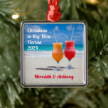 Drinks im Beach Vacation Memory Ornament Aus Metall<br><div class="desc">Lassen Sie sich von zwei tropischen Getränken am Strand verzaubern. Geben Sie den Veranstaltungsort / den Ferienort mit den Namen am Ende ein. Perfektes Geschenk für Neuvermählte oder ein Paar.</div>