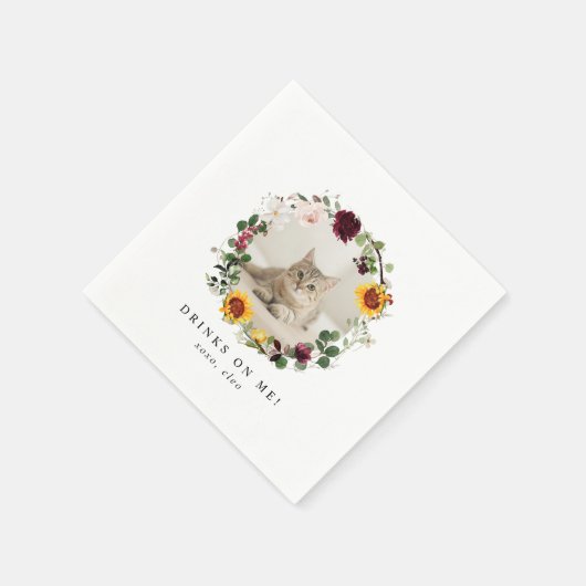 Drinks on Us Modern Cute Pet Photo Floral Wedding Serviette (Ecke)