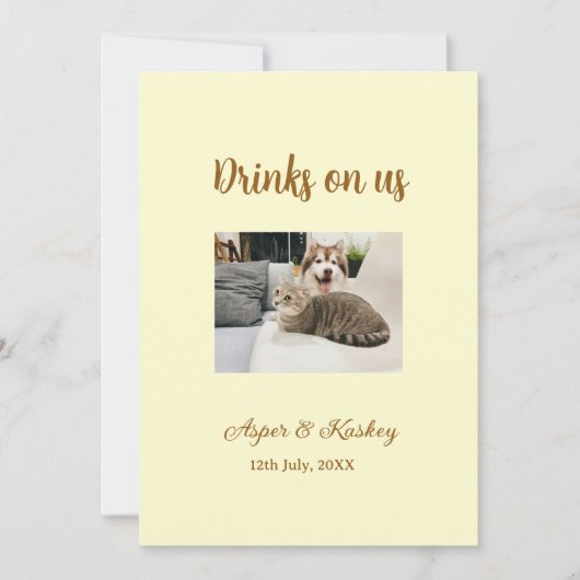 Drinks on us open bar pet photo wedding couple dat einladung (Vorderseite)