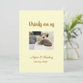 Drinks on us open bar pet photo wedding couple dat einladung (Stehend Vorderseite)