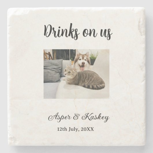 Drinks on us open bar pet photo wedding couple dat steinuntersetzer (Vorderseite)