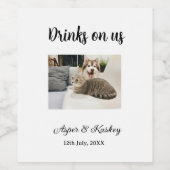 Drinks on us open bar pet photo wedding couple dat weinetikett (Einzelnes Label)