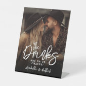 Drinks On Us Photo Wedding Sign Sockelschild (Vorderseite)