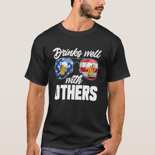 Drinks Well With Others 4th Of July Drinking T-Shirt (Vorderseite)