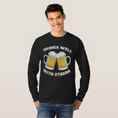 Drinks Well With Others Beer Drinking T-Shirt (Vorne ganz)