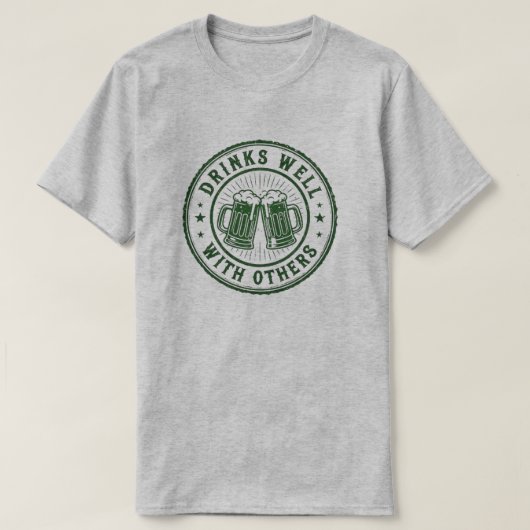 Drinks Well with Others Beer Mugs T-Shirt (Design vorne)
