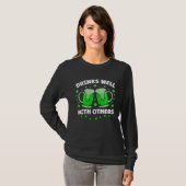 Drinks Well With Others Drinking Beer St Patricks  T-Shirt (Vorne ganz)