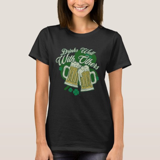 Drinks Well With Others Drunk Saint Patrick s Day  T-Shirt (Vorderseite)