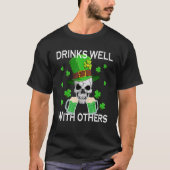 Drinks Well With Others Funny St Patricks Day Beer T-Shirt (Vorderseite)