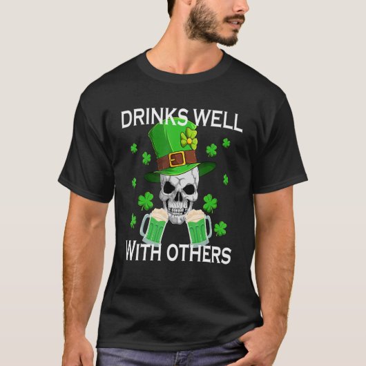 Drinks Well With Others Funny St Patricks Day Beer T-Shirt (Vorderseite)