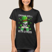 Drinks Well With Others Funny St Patricks Day Beer T-Shirt (Vorderseite)