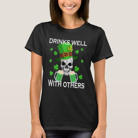 Drinks Well With Others Funny St Patricks Day Beer T-Shirt (Vorderseite)