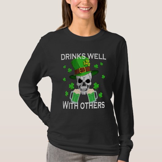 Drinks Well With Others Funny St Patricks Day Beer T-Shirt (Vorderseite)