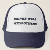 Drinks Well With Others Funny Trucker Hat Truckerkappe (Vorderseite)