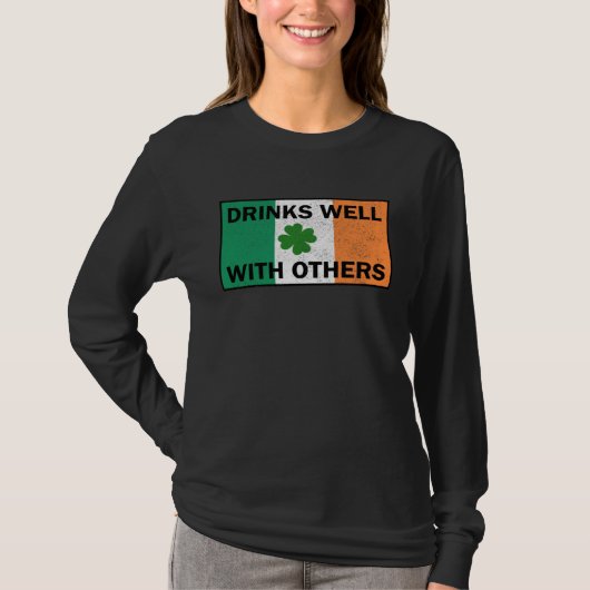 Drinks Well With Others Irish Flag St Patricks Day T-Shirt (Vorderseite)