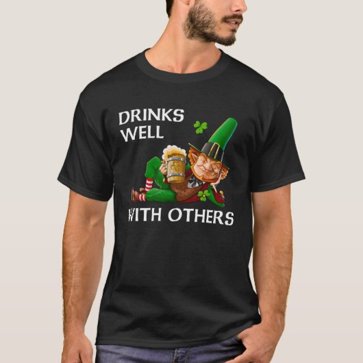 Drinks Well With Others Leprechaun Patrick s Day B T-Shirt (Vorderseite)