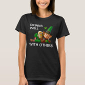 Drinks Well With Others Leprechaun Patrick s Day B T-Shirt (Vorderseite)