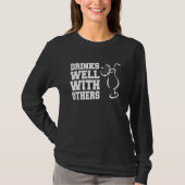 Drinks Well With Others Party Bartender T-Shirt (Vorderseite)