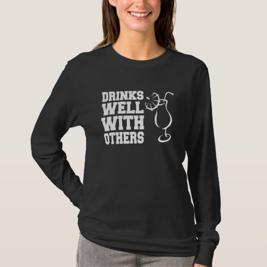 Drinks Well With Others Party Bartender T-Shirt (Vorderseite)