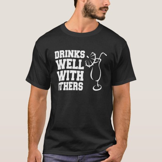 Drinks Well With Others Party Bartender T-Shirt (Vorderseite)
