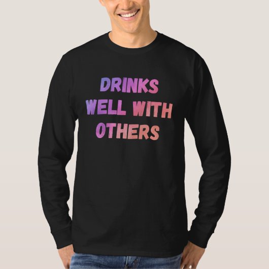 Drinks well with others sarcastic rude  sayings T-Shirt (Vorderseite)