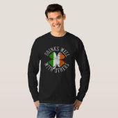 Drinks Well With Others St Patrick s Day Drunk Bee T-Shirt (Vorne ganz)