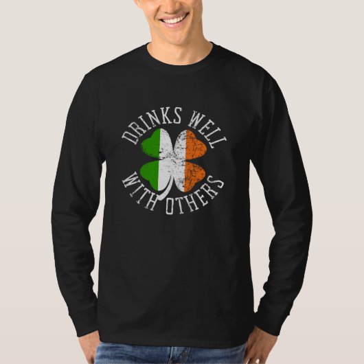 Drinks Well With Others St Patrick s Day Drunk Bee T-Shirt (Vorderseite)