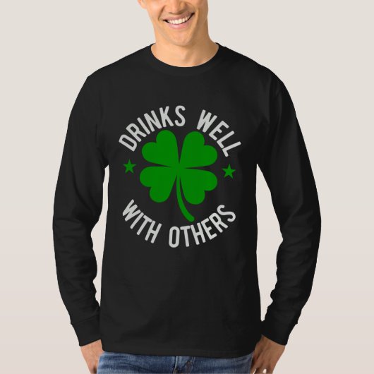 Drinks Well With Others St Patrick s Day T-Shirt (Vorderseite)