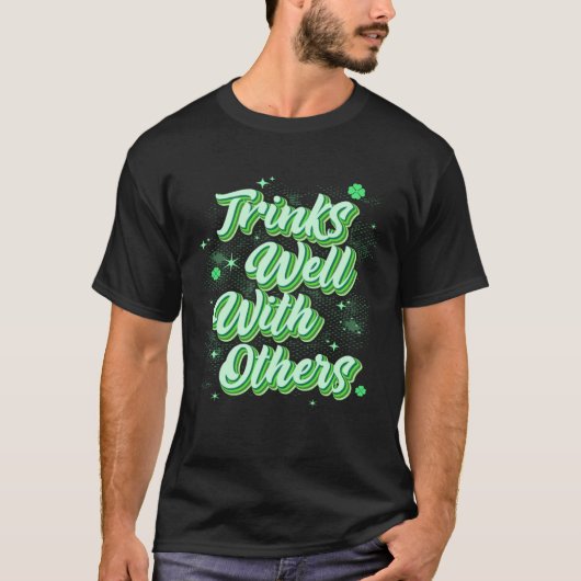 Drinks Well With Others St Patricks Day Drunk Beer T-Shirt (Vorderseite)