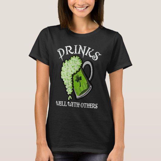 Drinks Well With Others St Patricks Day Men Women  T-Shirt (Vorderseite)