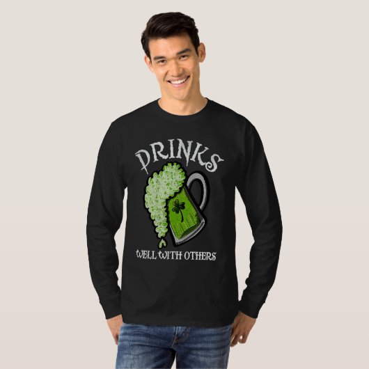 Drinks Well With Others St Patricks Day Men Women T-Shirt (Vorne ganz)