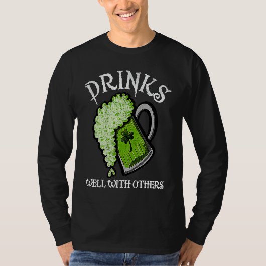Drinks Well With Others St Patricks Day Men Women T-Shirt (Vorderseite)