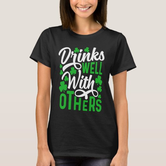 Drinks Well With Others St Patricks Day Shamrock T-Shirt (Vorderseite)